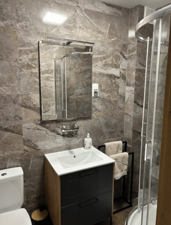 vilo-panele-scienne-spc-marble-skin-60cm-120cm-połysk-realizacja-lazienki