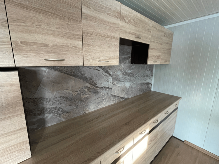 vilo-panele-scienne-spc-marble-skin-60cm-120cm-połysk-realizacja-kuchni