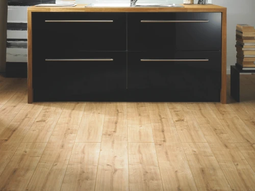 vilo-panele-podlogowe-dab-exeter-ac5-8mm-4v-zdjecie-w-salonie