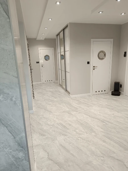 vilo-panele-winylowe-spc-ash-grey-klasa-33-5mm-60cm-60cm-mat-realizacja