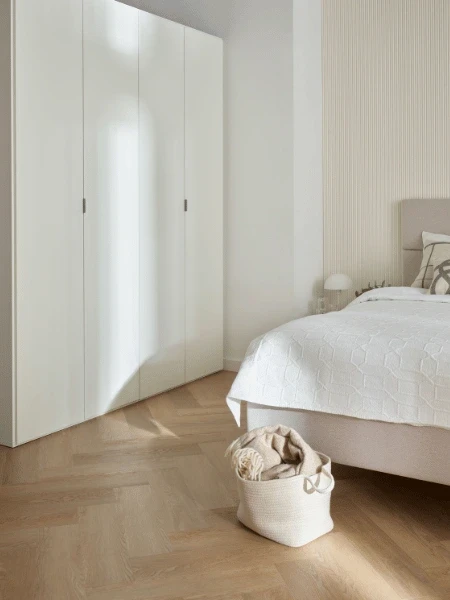 vox-panele-winylowe-spc-jodelka-rega-oak-iowa-zdjecie-w-sypialni