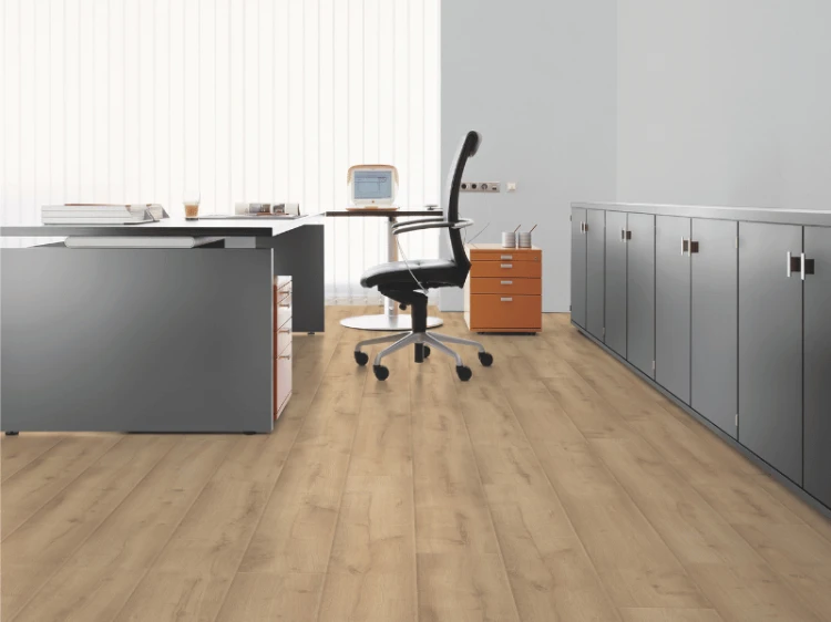 kaindl-panele-podlogowe-aqua-pro-supreme-natural-touch-standard-plank-dab-historic-samoa-k4441-ac5-12mm-zdjecie-w-biurze