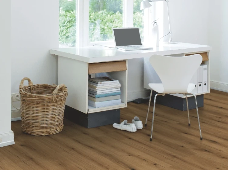 kaindl-panele-podlogowe-aqua-pro-select-natural-touch-standard-plank-dab-evoke-sunset-k5574-ac5-8mm-zdjecie-w-biurze