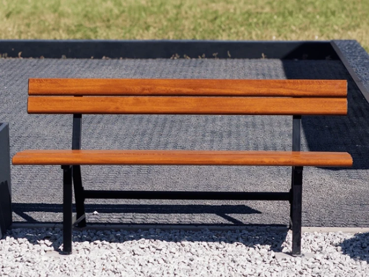 lawka-z-desek-pvc-w-okleinie-uv-nogi-stalowe-zloty-dab-150cm-realizacja