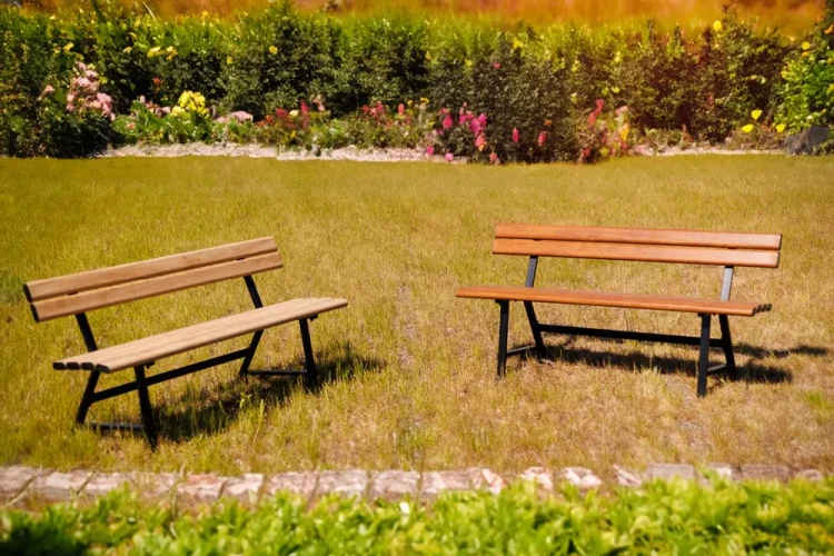 lawka-z-desek-pvc-nogi-stalowe-drewnopodobna-150cm-realizacja