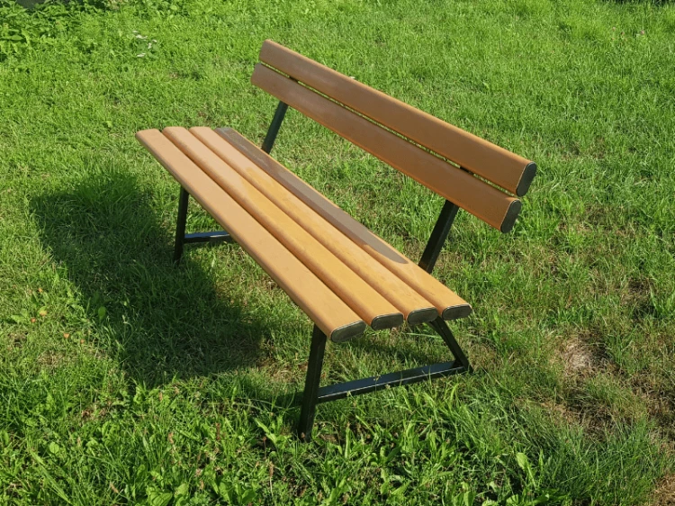 lawka-z-desek-pvc-nogi-stalowe-drewnopodobna-150cm-realizacja