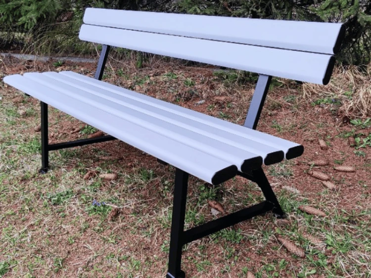 lawka-z-desek-pvc-nogi-stalowe-biala-150cm-realizacja