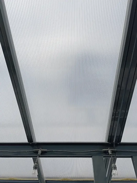 polyxo-pergola-aluminiowa-zadaszenie-przyscienna-grafit-540cm-x-300cm-realizacja