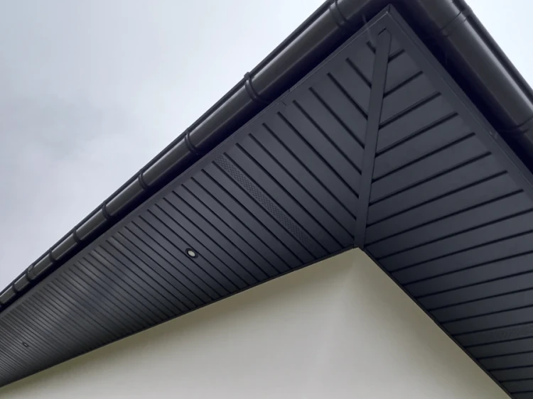 boryszew-grafit-ciemny-podsufitka-pelna-t4-trzydeskowa-pvc-30,5cm-339cm-realizacja