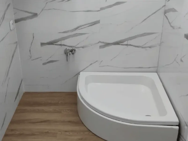 vilo-panel-scienny-spc-calacatta-white-60cm-x-120cm- polysk-realizacja