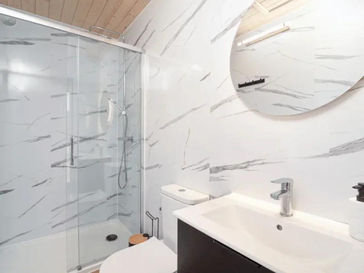 vilo-panel-scienny-spc-calacatta-white-60cm-x-120cm- polysk-realizacja