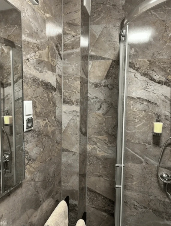 vilo-panel-scienny-spc-marble-skin-30cm-60cm-polysk-realizacja-lazienki