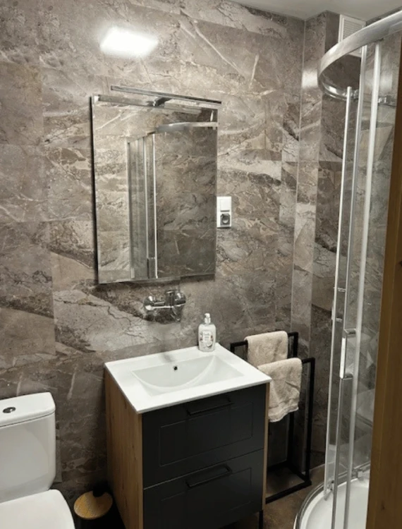 vilo-panel-scienny-spc-marble-skin-30cm-60cm-polysk-realizacja-lazienki