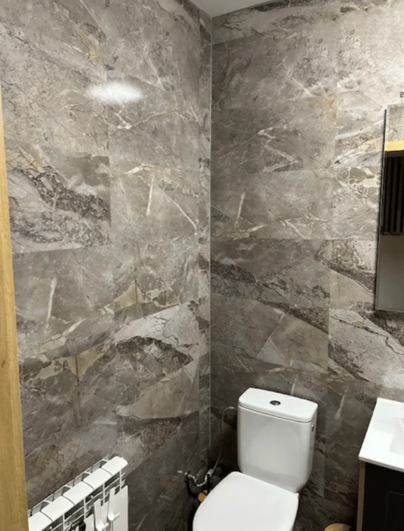 vilo-panel-scienny-spc-marble-skin-30cm-60cm-polysk-realizacja-lazienki