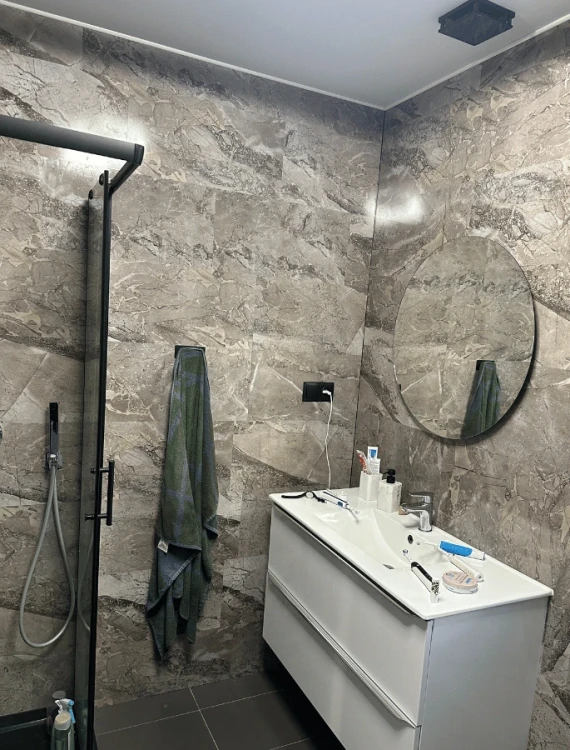 vilo-panel-scienny-spc-marble-skin-30cm-60cm-polysk-realizacja-lazienki