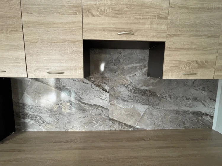 vilo-panele-scienne-spc-marble-skin-60cm-120cm-połysk-realizacja-kuchni