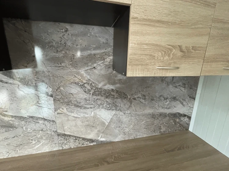 vilo-panele-scienne-spc-marble-skin-60cm-120cm-połysk-realizacja-kuchni