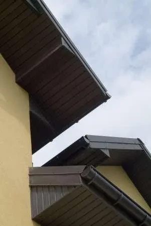 gamrat-ciemnobrazowy-podsufitka-pelna-dwudeskowa-pvc-3m-realizacja