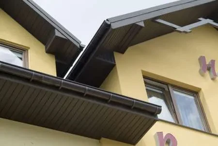 gamrat-ciemnobrazowy-podsufitka-pelna-dwudeskowa-pvc-3m-realizacja