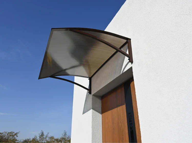 robelit-daszek-aluminiowy-arco-pro-brazowy-plus-poliweglan-dymiony-108x80cm-realizacja