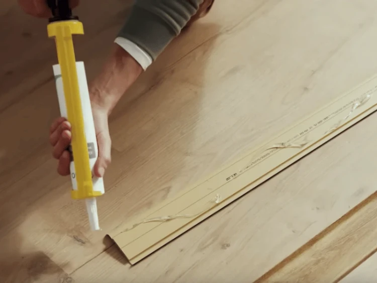 vilo-klej-montazowy-do-paneli-pvc-spc-linerio-espumo-sempla-linela-290ml-realizacja