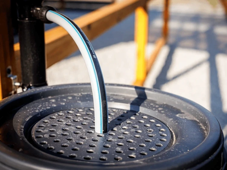 boryszew-beczka-na-deszczowke-i-wode-pitna-z-kranikiem-220l- szara-realizacja