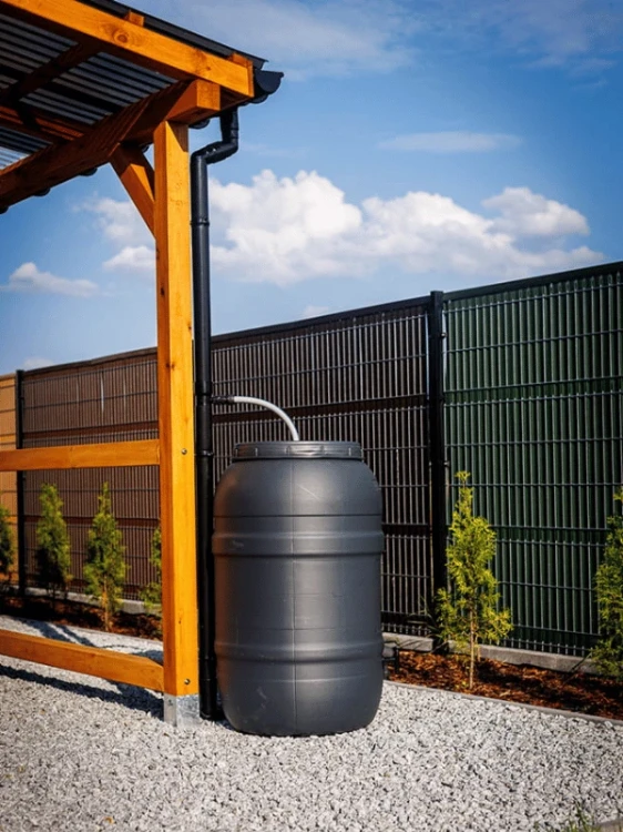 boryszew-beczka-na-deszczowke-i-wode-pitna-z-kranikiem-220l- szara-realizacja