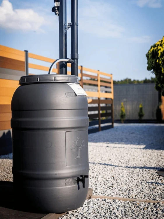 boryszew-beczka-na-deszczowke-i-wode-pitna-z-kranikiem-220l- szara-realizacja
