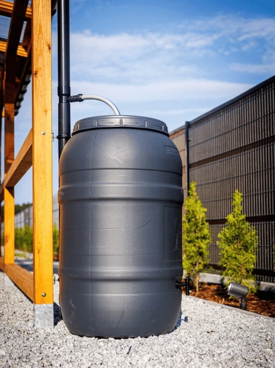 boryszew-beczka-na-deszczowke-i-wode-pitna-z-kranikiem-220l- szara-realizacja