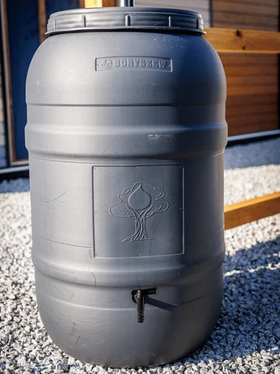 boryszew-beczka-na-deszczowke-i-wode-pitna-z-kranikiem-220l- szara-realizacja