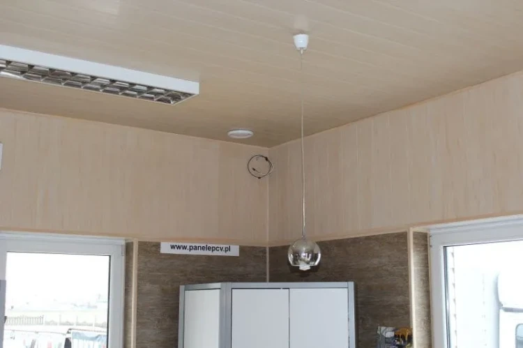 as-kremowy-panel-scienny-i-sufitowy-pvc-zdjecie-realizacji.webp