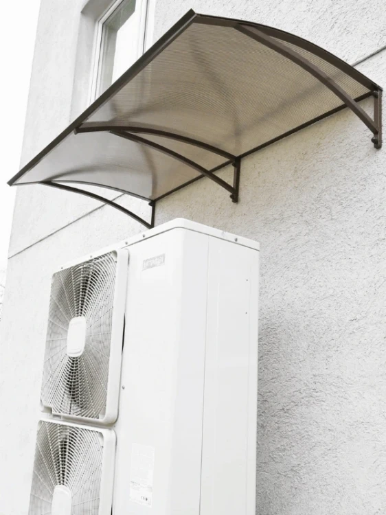 robelit-daszek-nad-pompe-ciepla-arco-pro-max-brazowy-plus-poliweglan-dymiony-160x90cm-realizacja