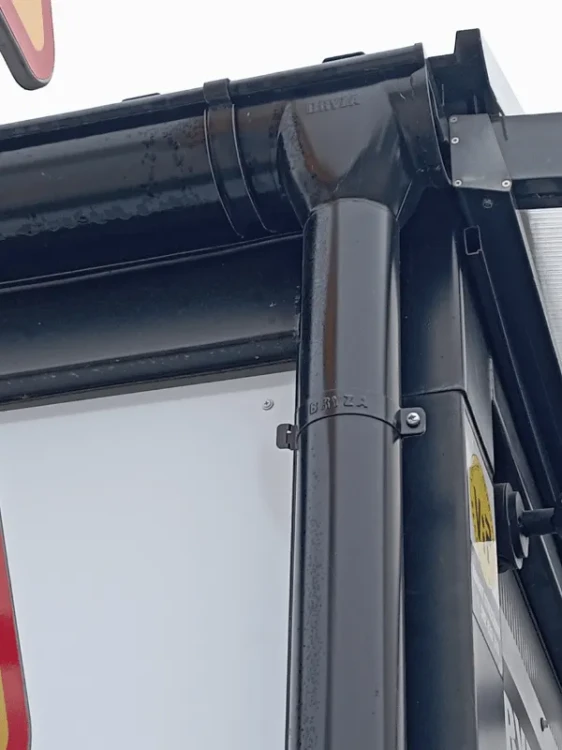 bryza-stal-czarny-rynna-125mm-3m-realizacja