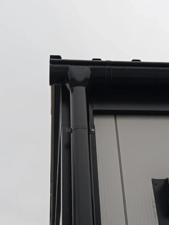 bryza-stal-czarny-rynna-150mm-3m-realizacja