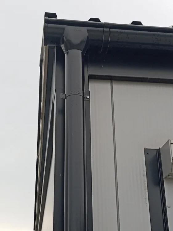 bryza-stal-czarny-rynna-150mm-4m-realizacja