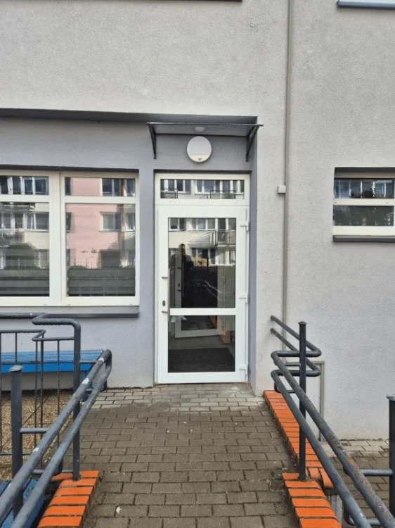 robelit-daszek-aluminiowy-arco-pro-antracyt-plus-poliwelgan-antracyt-108x80cm-realizacja