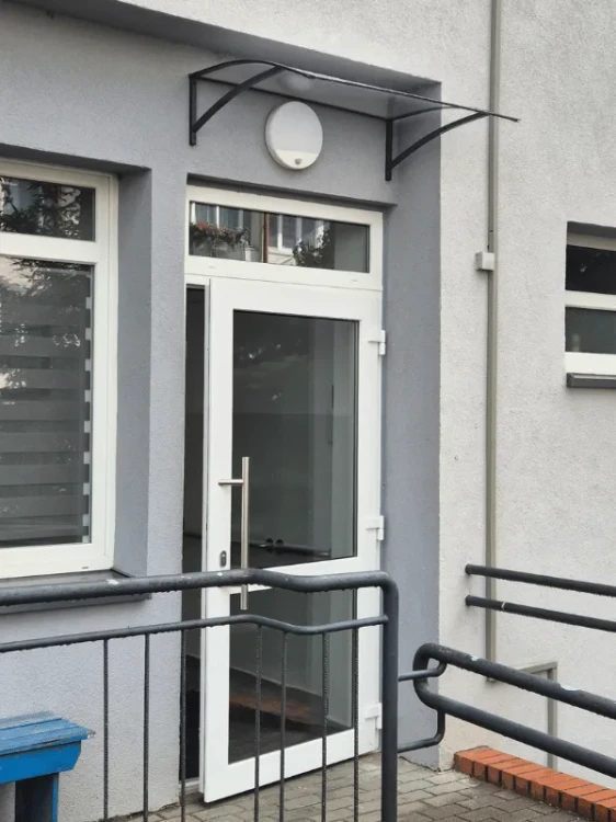 robelit-daszek-aluminiowy-arco-pro-antracyt-plus-poliwelgan-antracyt-108x80cm-realizacja