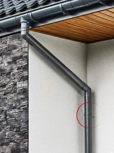 bryza-pvc-grafitowy-obejma-rury-63mm-pvc-realizacja