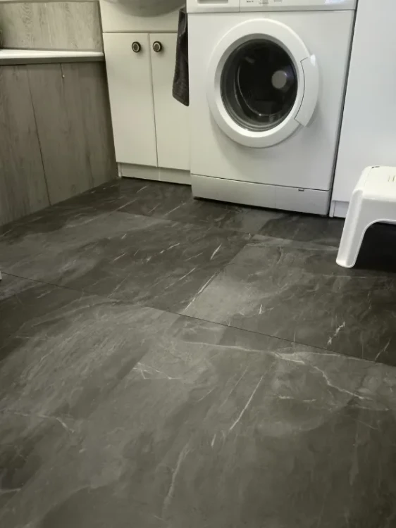 vilo-panele-winylowe-spc-dark-stone-klasa-33-5mm-60cm-60cm-mat-realizacja