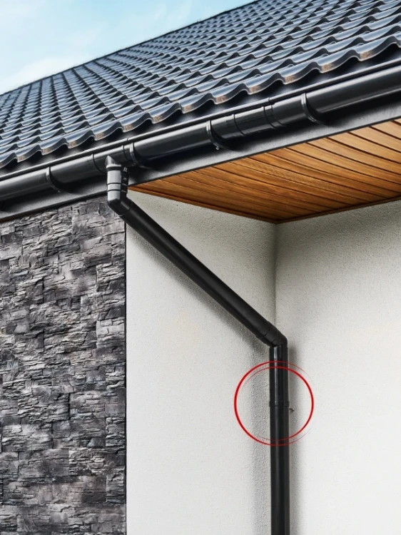 bryza-pvc-grafitowy-obejma-rury-90mm-pvc-system-rynnowy-wizualizacja