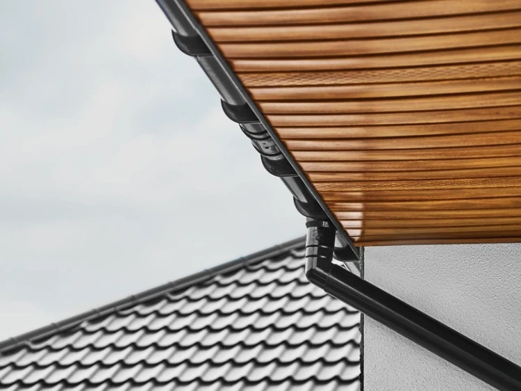 bryza-pvc-grafitowy-rura-spustowa-110mm-4m-realizacja-1