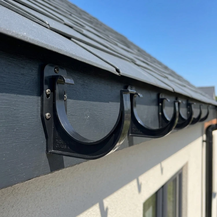 grafitowy-pvc-uchwyt-rynnowy-125mm-uniwersalny-doczolowy-realizacja