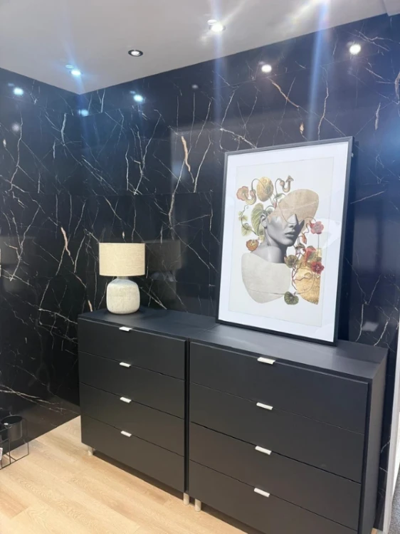 vilo-panel-scienny-spc-calacatta-black-60cm-120cm-polysk-realizacja