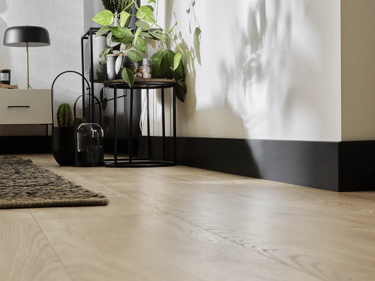 Listwa przypodłogowa Espumo 80 ESP206 czarna zdjęcie realizacji