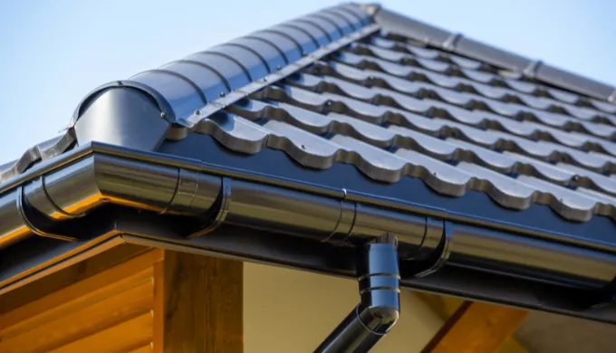 Rynny Stalowe vs. PVC Bryza: Porównanie i Wybór Najlepszego Systemu Rynnowego